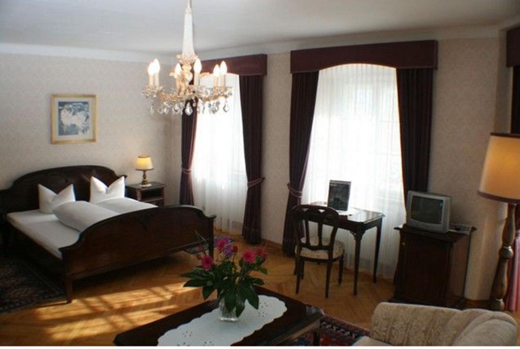 אימסט Schlosshotel Post Edelfreisitz Sprengenstein מראה חיצוני תמונה