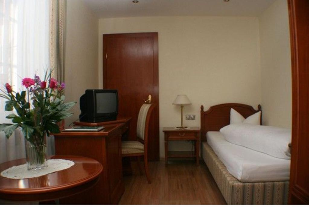 אימסט Schlosshotel Post Edelfreisitz Sprengenstein חדר תמונה